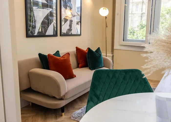 Апартаменти Stylish Duplex Headrow Ls1